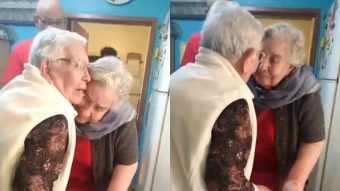 El emotivo momento en que dos hermanas de más de 90 años se reencuentran por primera vez en pandemia