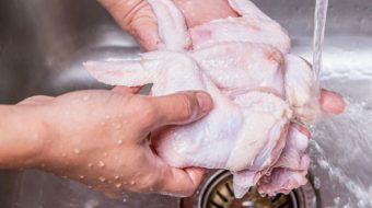 Expertos señalan que no se debe lavar el pollo antes de cocinarlo