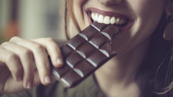 Estudio afirma que comer chocolate por las mañanas podría ayudar a quemar grasa