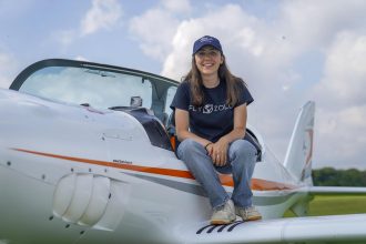 Comenzó su travesía: Tiene 19 años y busca ser la mujer más joven en dar la vuelta al mundo volando