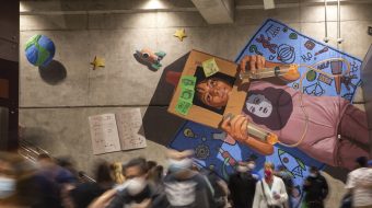 Metro inauguró mural en reconocimiento a las mujeres de ciencias y trabajadores de la salud