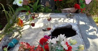 ¡Indignante! Vandalizan tumba de Víctor Jara en el Cementerio General