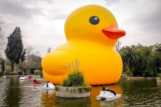 ¡Volvió el pato gigante! Revisa todas las intervenciones del Festival “Hecho en Casa”