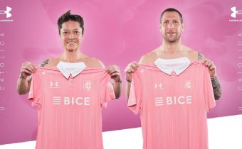 Universidad Católica presentó su nueva camiseta rosada por la prevención del cáncer de mama