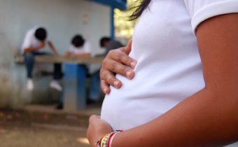 Terrible: Niña boliviana de 11 años está embarazada tras ser violada por su abuelastro