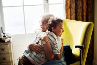 ¿Cómo no amarlas?: Estudio asegura que las abuelas se conectan más con los nietos que con sus hijos