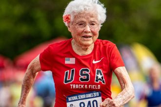 Julia Hawkins: La atleta de 105 años que rompió un récord mundial