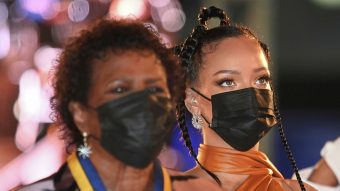 La revolución será feminista o no será: Barbados se convirtió en república con una mujer como presidenta y declarando a Rihanna como "heroína nacional"