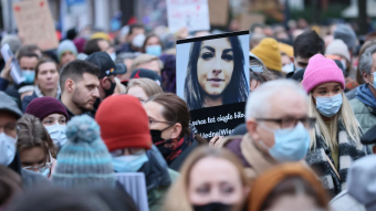Masivas protestas en Polonia por mujer que falleció por un embarazo inviable a la que se le negó un aborto