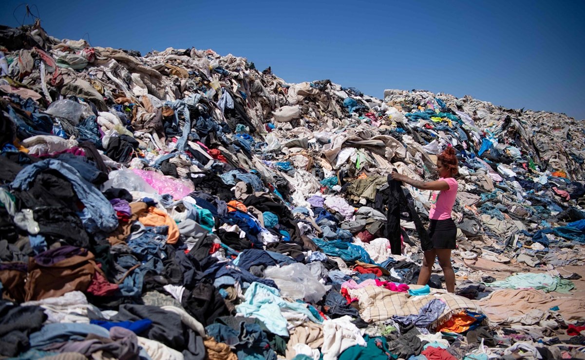 Desierto de Atacama: el ”cementerio tóxico” de ropa que se descarta en  otros países