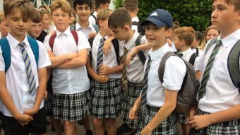 "La ropa no tiene género": Escuela en Escocia motiva a niños y profesores a asistir con falda para romper con los estereotipos