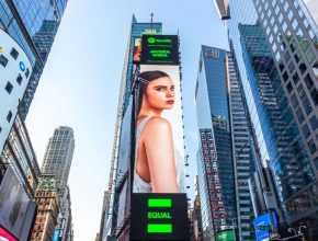 "Aquí y ahora, representando a las latinas": Javiera Mena es rostro de campaña en Time Square