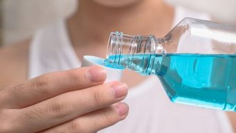 ¿Una buena solución?: Detectan enjuague bucal que elimina casi por completo el coronavirus