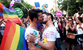Un paso para Francia: Gobierno francés permite que homosexuales puedan donar sangre