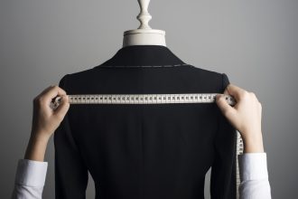 Urge un sistema único de tallas: Sernac descubre disparidad de medidas en prendas femeninas
