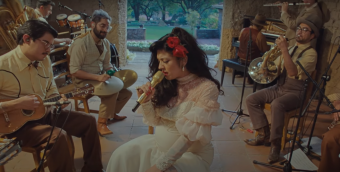 "Un placer musical y visual": El emocionante Tiny Desk Concert de Mon Laferte