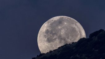 Un fenómeno único: La "luna de nieve" será visible hasta el 20 de febrero