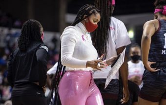 "No tienes que disculparte por ser tú mismo": La entrenadora que fue llamada "poco profesional" por su atuendo en un partido