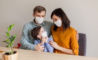 ¿Los niños no vacunados están protegidos del Covid-19?: La clave estaría en los padres