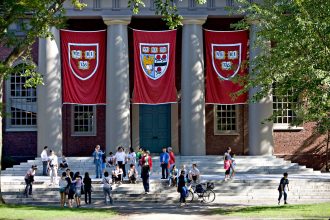 ¿Hasta cuando? Alumnas demandan a Harvard por ignorar sus denuncias de abuso contra un profesor