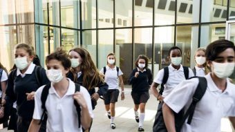 Vuelve la mascarilla a las salas de clases para evitar propagación de virus respiratorios