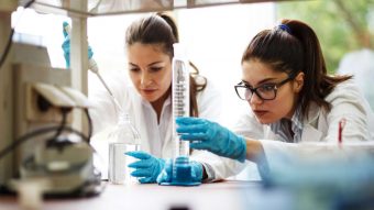 ¿Hasta cuándo? Mujeres Científicas en Chile ganan un 11% de salario menos que los hombres