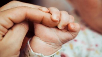 Con foco en la salud mental: La OMS publica primera lista con recomendaciones para madres primerizas