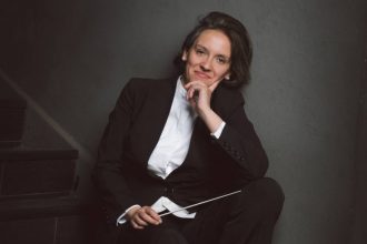 Nuevo hito para la música: Alejandra Urrutia, la primera mujer chilena en dirigir la Filarmónica de Santiago