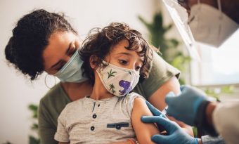 Contra todas las variantes: Estudio analizó el efecto de la vacuna CoronaVac en niños, niñas y jóvenes