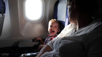 La amabilidad es útil: El gesto con el que pasajeros de un avión calmaron llanto de un bebé