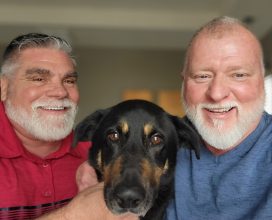 Una gran lección: Pareja homosexual adopta a perrito que fue abandonado por "comportamiento gay"