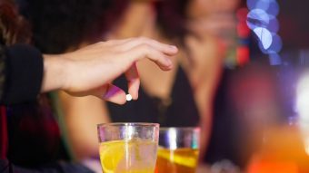 "Protect Your Drink": Joven chilena diseñó un importante sistema para detectar drogas en bebidas