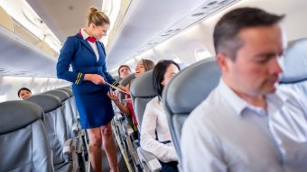 "Estoy extremadamente desconcertada": azafata aseguró que una aerolínea la rechazó por su peso
