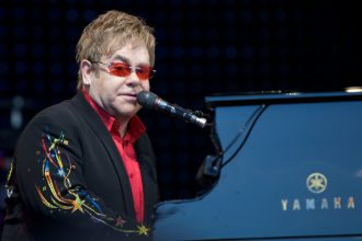 Para celebrar sus 75: Elton John lanza una nueva versión de su disco "Diamonds: The Ultimate Greatest Hits"