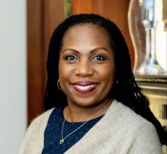 La primera mujer afroestadounidense en lograrlo: Ketanji Brown, nueva jueza de la Corte Suprema de EEUU