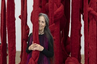 La primera mujer chilena en recibirlo: Cecilia Vicuña, ganó el premio a la trayectoria en la Bienal de Venecia