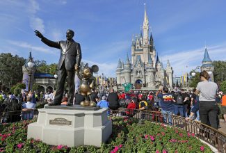 Por oponerse a ley anti-LGBTIQA+: Florida eliminó el estatuto de autogobierno de Walt Disney World