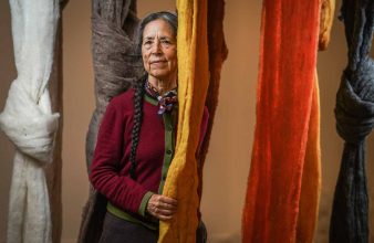 ¡La primera artista latinoamericana en lograrlo!: Cecilia Vicuña realizó muestra histórica en el Museo Guggenheim