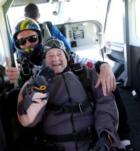 "Fue maravilloso": Rut Larsson de 103 años es la persona de mayor edad que saltó en paracaídas