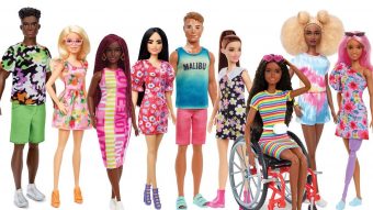 Figuras con silla de ruedas, vitiligio y prótesis auditiva: Barbie lanza una nueva colección de figuras inclusivas