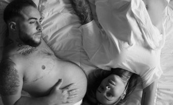 “Nuestro papel es amar y ser amades”: Pareja trans embarazada protagoniza fotos para Calvin Klein