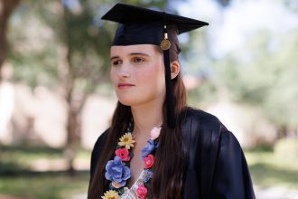 "Dios te dio una voz, úsala": El aplaudido discurso de una estudiante con autismo no verbal en su graduación