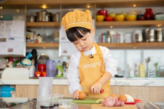 "Habilidades para la vida": las escuelas de china impartirán clases de limpieza y cocina para que los estudiantes se "desarrollen mejor"
