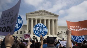 Una “Bofetada a las mujeres”: Estados Unidos elimina el derecho constitucional del aborto