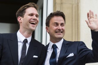 Hito histórico: Primer ministro de Luxemburgo y su esposo se convirtieron en la primera pareja homosexual de una cumbre de la OTAN