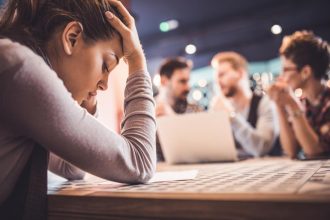 ¿No mereces tus éxitos?: Las huellas profundas del Síndrome del Impostor y cómo enfrentarlo