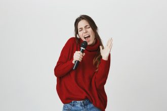 Otro motivo más para seguir cantando: Científicos aseguran que cantar mejora la función del cerebro