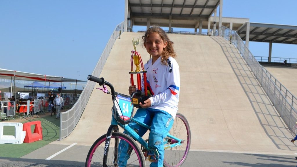 Niña chilena de 9 años fue seleccionada para estar en el Mundial de BMX y necesita apoyo monetario