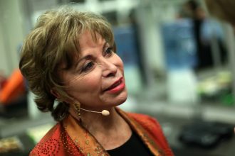 Isabel Allende celebra 80 años: ¿Dónde leer a la escritora nacional?