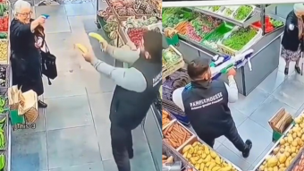 Un tierno duelo de pistoleros: Mujer mayor se viraliza por una "batalla" con un reponedor de supermercado